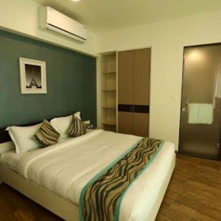 7 Star Weekend Studio At Rajhans Belliza By Global Hospitality Surat Exterior photo