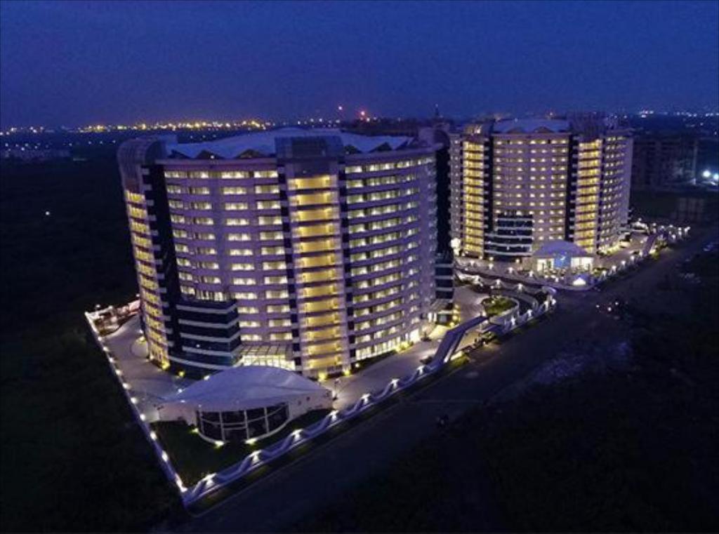 7 Star Weekend Studio At Rajhans Belliza By Global Hospitality Surat Exterior photo