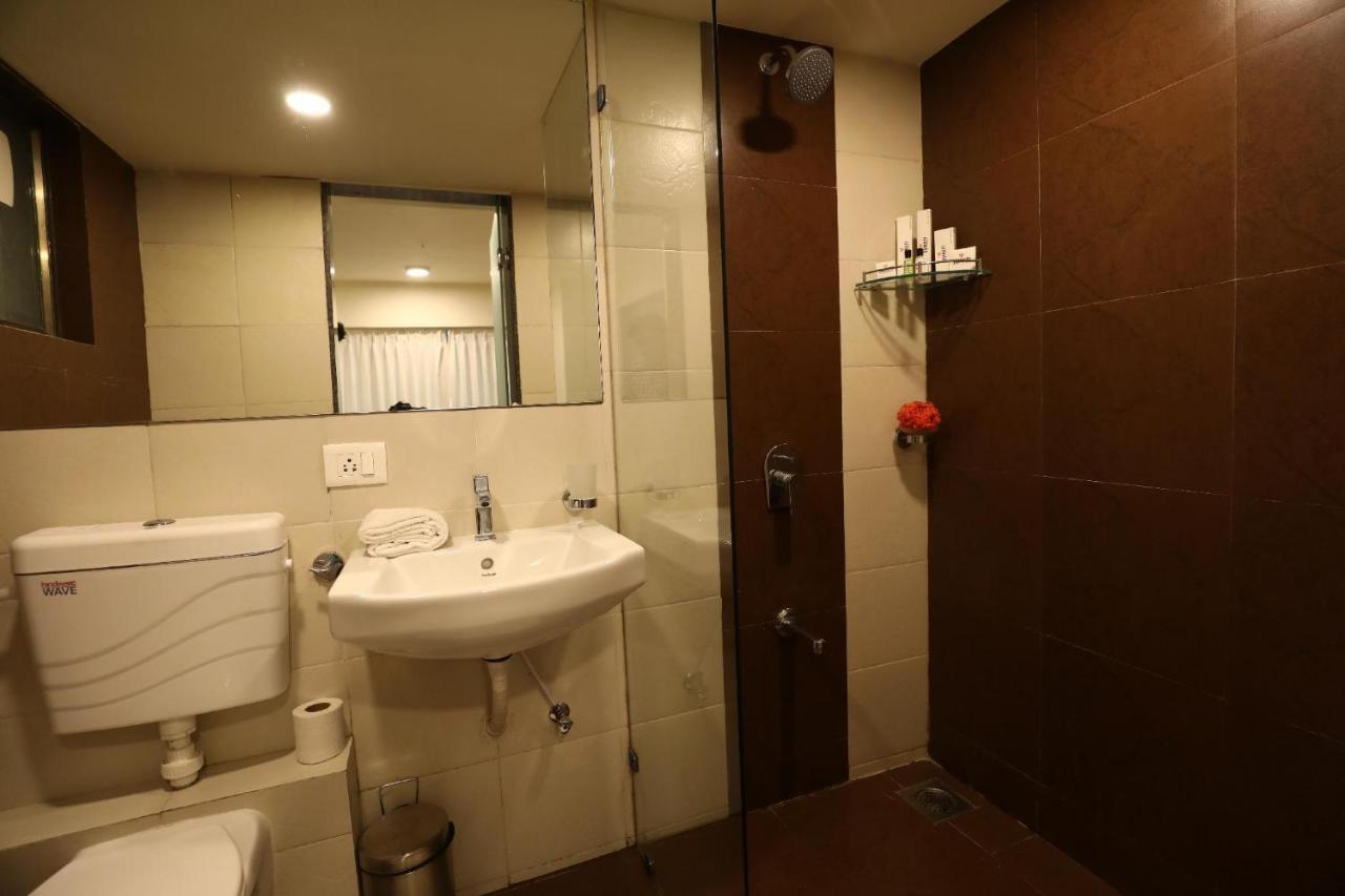 7 Star Weekend Studio At Rajhans Belliza By Global Hospitality Surat Exterior photo