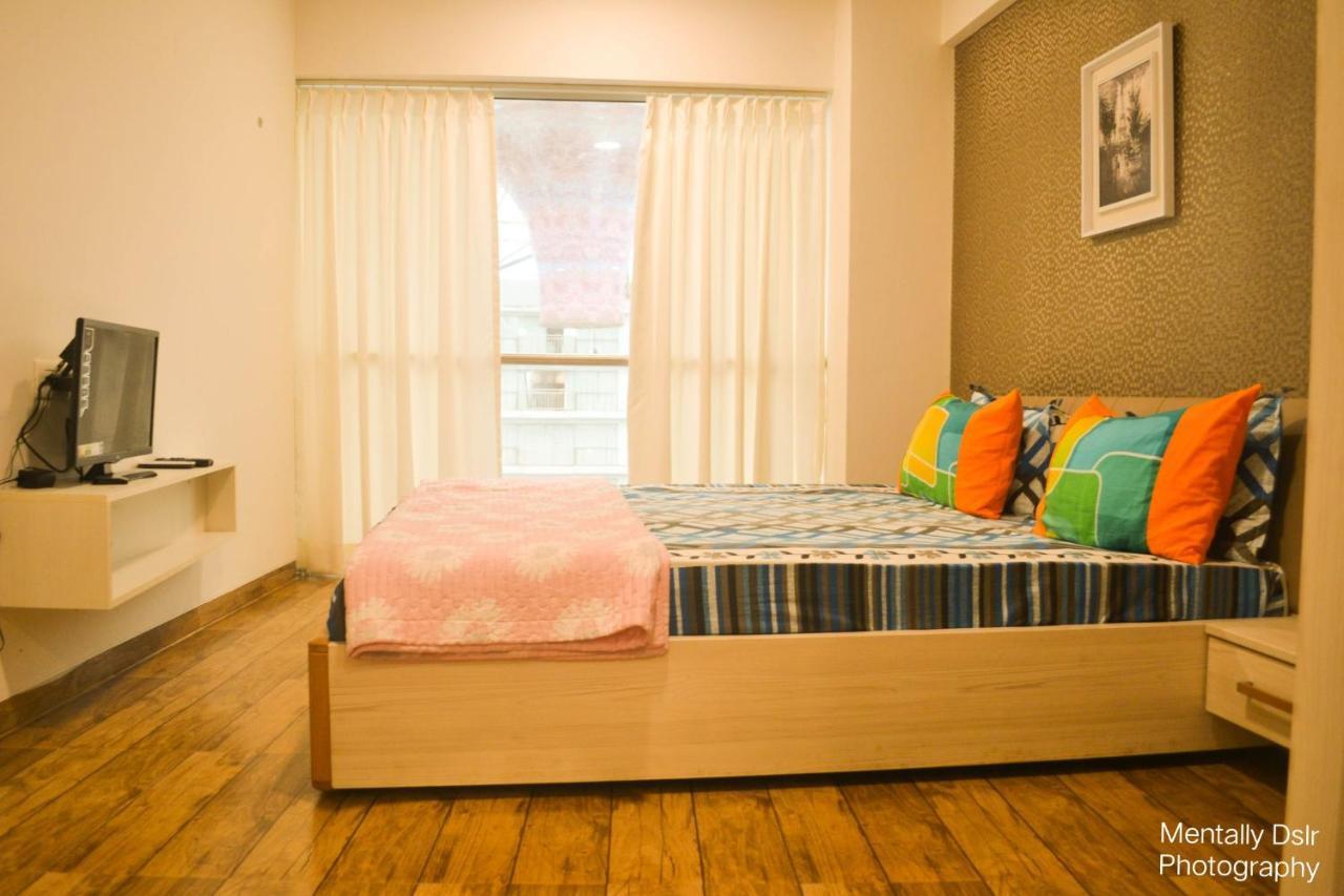 7 Star Weekend Studio At Rajhans Belliza By Global Hospitality Surat Exterior photo