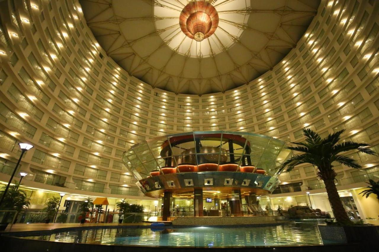 7 Star Weekend Studio At Rajhans Belliza By Global Hospitality Surat Exterior photo